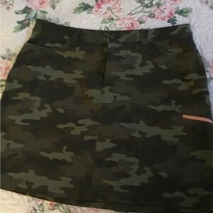 Eddie Bauer Women's Adventurer 2.0 Skort Green Camo Print Tech Fabric Size 16